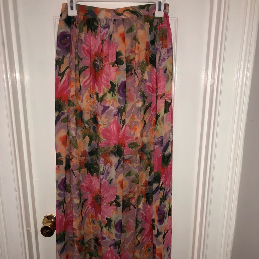 Floral maxi skirt🌻